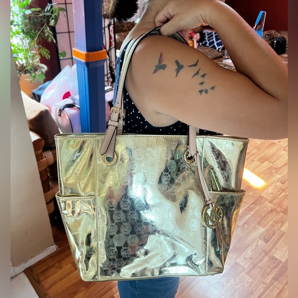 MICHAEL KORS GOLD EMBOSSED DESIGNER MIRROR LIKE NEW - Picture 6 of 6